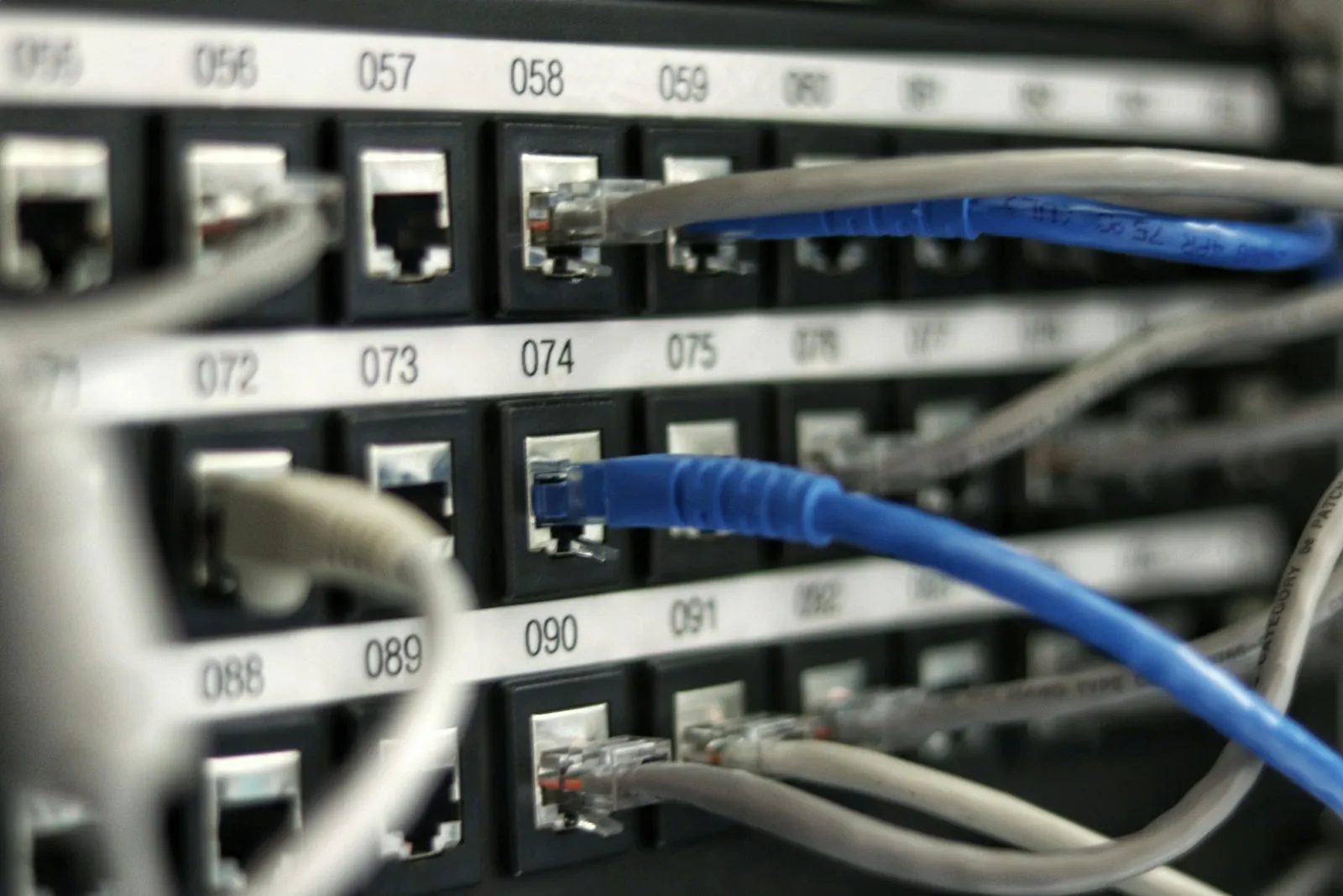 Patch panel organizado com cabos de rede identificados e conectados